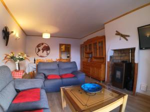 a living room with a couch and a table at Soldeu Paradis Soldeu in Soldeu