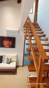 salon ze schodami i kanapą w obiekcie Casa Trancoso Refúgio w mieście Trancoso
