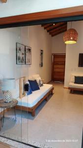 Pokój z łóżkiem i szklaną ścianą w obiekcie Casa Trancoso Refúgio w mieście Trancoso