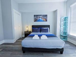 Giường trong phòng chung tại Elegant 1 Bed Montrose - Venice @ Italian Plaza
