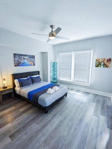 a bedroom with a bed and a ceiling fan at Elegant 1 Bed Montrose - Venice @ Italian Plaza in Houston