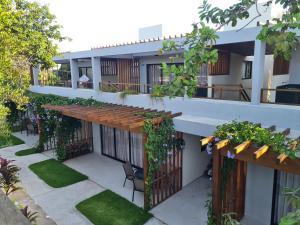 an external view of a building with plants at Brisas do Sul Condo Boutique in Pipa
