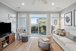 TV a/nebo společenská místnost v ubytování 21 Turtle Bay Carolina Tides