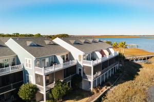 una vista aérea de los alojamientos de un complejo sobre el agua en 21 Turtle Bay Carolina Tides en Folly Beach