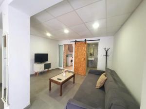 een woonkamer met een bank en een tafel bij Casa en el Centro con vistas - by Aloha Palma in Águilas