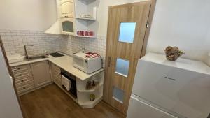 Η κουζίνα ή μικρή κουζίνα στο Apartment house with sauna and jacuzzi Svätý Kríž 2