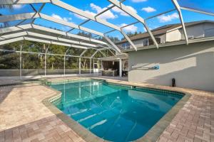 una piscina cubierta con techo de cristal. en Lakeview Retreat: Perfect for Events or just relax, en New Port Richey