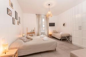 ein Schlafzimmer mit 2 Betten und ein Wohnzimmer in der Unterkunft Guesthouse Tree Rooms Modern in Bergamo