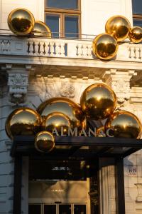 - un bâtiment avec un tas de décorations en or dans l'établissement Almanac Palais Vienna, à Vienne