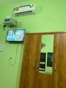 Televisyen dan/atau pusat hiburan di MO’s Agro