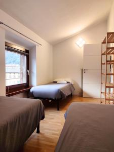 um quarto com duas camas e uma janela em King Of The Lake em Riva del Garda