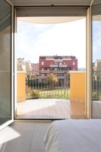 Schlafzimmer mit einem großen Fenster mit Blick auf ein Gebäude in der Unterkunft Beltramini36 in Rimini