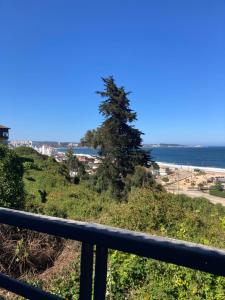 desde el balcón con vistas a la playa en Casa en algarrobo con hermosa vista al mar, en Algarrobo