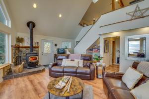 sala de estar con sofá y chimenea en Hat Island Home with Stunning View and Wraparound Deck, en Everett