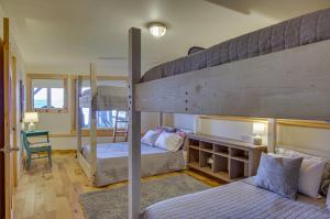 1 Schlafzimmer mit 2 Etagenbetten und einem Schreibtisch in der Unterkunft Hat Island Home with Stunning View and Wraparound Deck in Everett