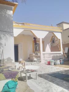 una casa in costruzione con un tavolo al centro di Dar Daoudi a Nouakchott