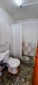 een badkamer met een toilet en een wastafel bij Departamentos y Tinajas BlancaMahuida in El Quisco