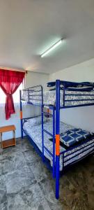 two bunk beds in a room with a window at Departamentos y Tinajas BlancaMahuida in El Quisco