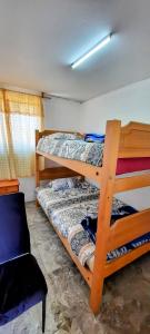 Двухъярусная кровать или двухъярусные кровати в номере Departamentos y Tinajas BlancaMahuida