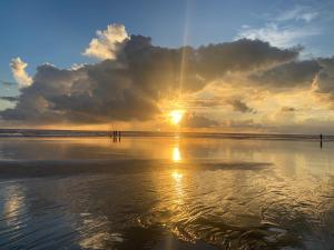 - un coucher de soleil sur une plage bien exposée dans l'établissement Pele's Fisherman Beach Stay, à Benaulim