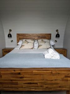 En eller flere senge i et værelse på Wolds Wine Estate
