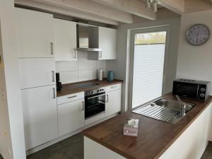 Ett kök eller pentry på Haus Seeufer - Nordhorn