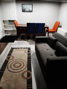 een woonkamer met een bank en een tafel en stoelen bij MJD Havens in Washington