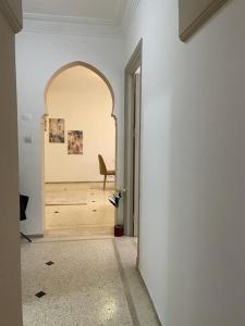 korytarz z łukiem i krzesłem w pokoju w obiekcie Ideal location in the heart of L’hivernage w Marakeszu