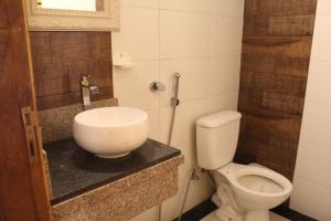 a bathroom with a white toilet and a sink at AP 40- Apart OH in Ciudad del Este