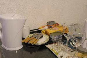 a table with plates and glasses and a blender at AP 40- Apart OH in Ciudad del Este