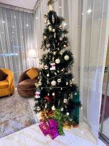 a black christmas tree in a living room at THE K HOTEL in Dubai