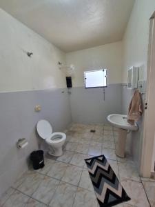 bagno con servizi igienici e lavandino di Casa nova e confortável próxima ao Santuário a Aparecida