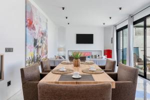 - une salle à manger avec une table et des chaises dans l'établissement La Villa del Roc, à Roda de Bará