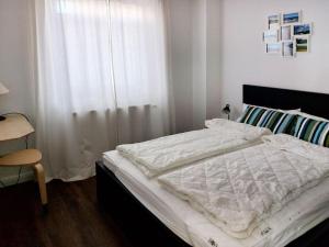 Un pat sau paturi într-o cameră la Dorow Ferienwohnung