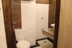 łazienka z toaletą i umywalką w obiekcie AP 41- Apart OH w mieście Ciudad del Este