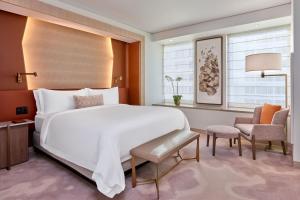 Un dormitorio con una gran cama blanca y una ventana en The St. Regis San Francisco en San Francisco