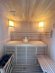 uma sauna com dois bancos e uma banheira em Martimi Apartments - 200M from Drapanias Beach - Pool - Hot Tub - Sauna - BBQ em Kissamos