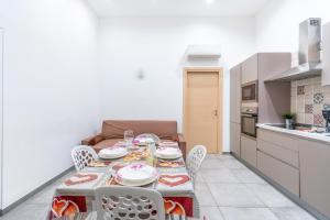 A kitchen or kitchenette at LE14 -Duomo-Loreto- Wifi - Central - Modern