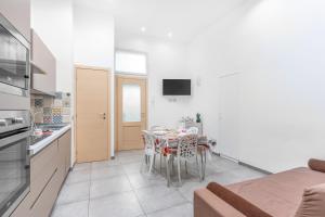 A kitchen or kitchenette at LE14 -Duomo-Loreto- Wifi - Central - Modern