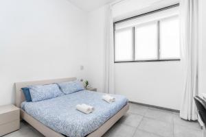 A bed or beds in a room at LE14 -Duomo-Loreto- Wifi - Central - Modern