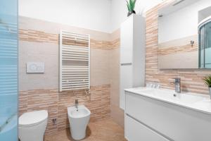 A bathroom at LE14 -Duomo-Loreto- Wifi - Central - Modern