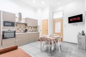 A kitchen or kitchenette at LE14 -Duomo-Loreto- Wifi - Central - Modern