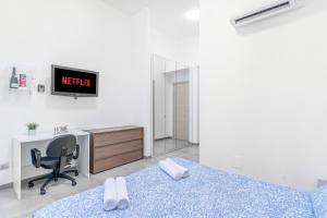 A bed or beds in a room at LE14 -Duomo-Loreto- Wifi - Central - Modern