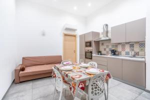 A kitchen or kitchenette at LE14 -Duomo-Loreto- Wifi - Central - Modern Még 12 kép