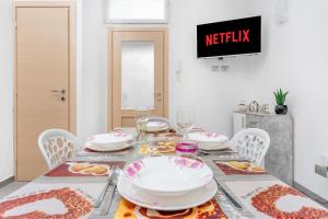 A television and/or entertainment centre at LE14 -Duomo-Loreto- Wifi - Central - Modern