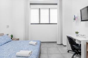 A bed or beds in a room at LE14 -Duomo-Loreto- Wifi - Central - Modern