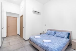 A bed or beds in a room at LE14 -Duomo-Loreto- Wifi - Central - Modern