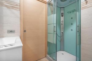 A bathroom at LE14 -Duomo-Loreto- Wifi - Central - Modern