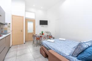A kitchen or kitchenette at LE14 -Duomo-Loreto- Wifi - Central - Modern