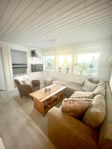 uma sala de estar com um sofá e uma mesa de centro em 1125 Fjällstugan em Lofsdalen